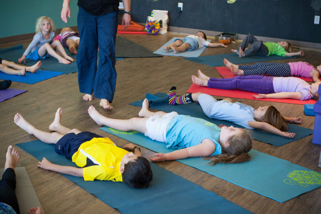 why-your-kid-will-loveand-needsmyss-mountain-kids-yoga-series-–-mountain-yoga-sandy